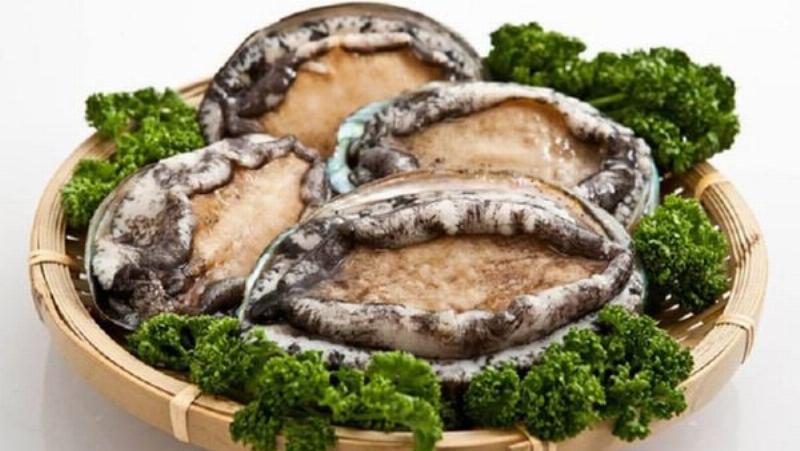 Sơ chế bào ngư đúng cách trước khi nấu cháo bào ngư, loại bỏ nhớt và mùi tanh